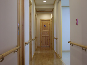 うえひら内科クリニックロビーから廊下